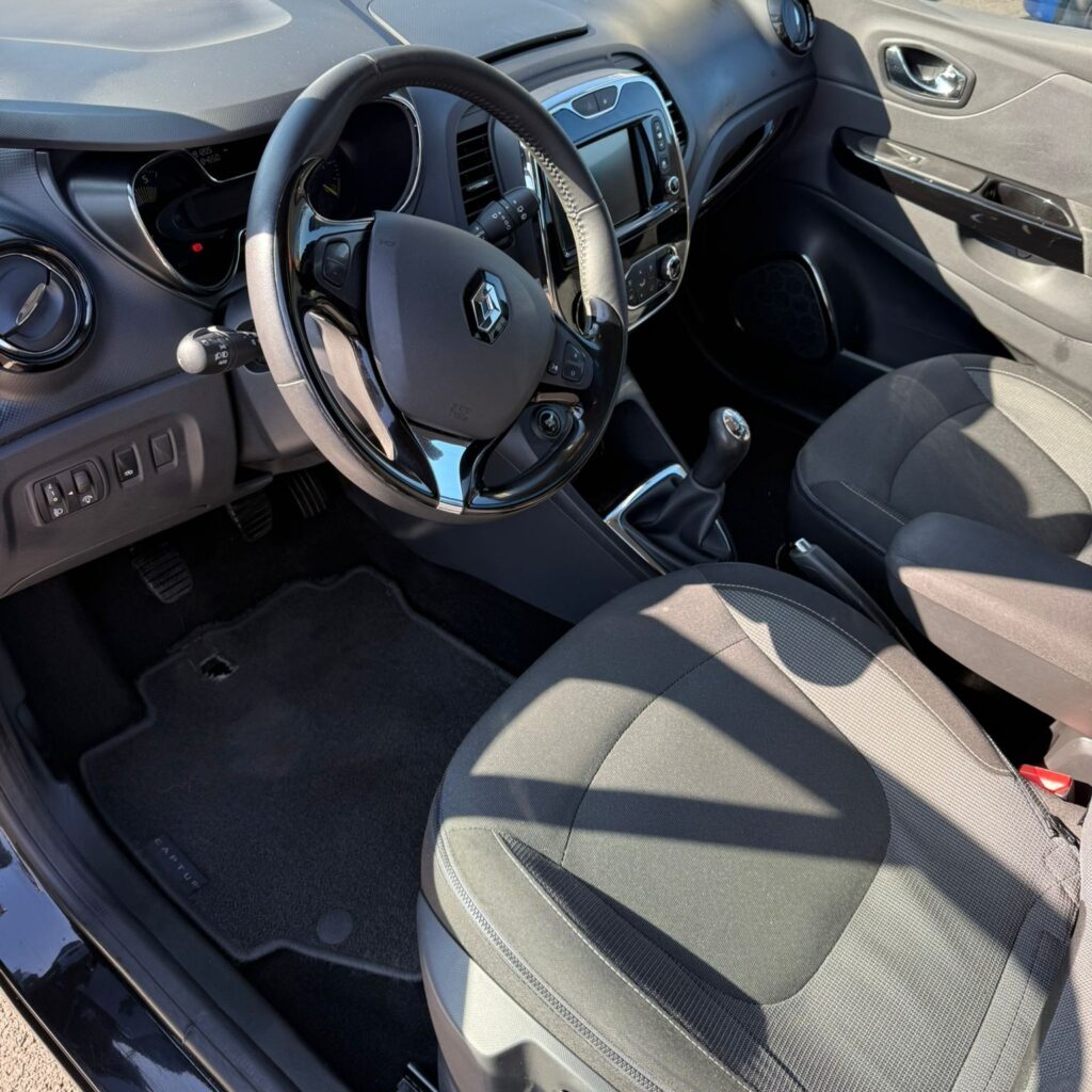 Photo Avant/Après – Renault Captur : côté conducteur après nettoyage Photo Avant/Après – Renault Captur : côté conducteur après nettoyage